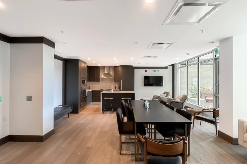 Spacious New Apartment With Working Space@Oakridge Vancouver Exterior foto